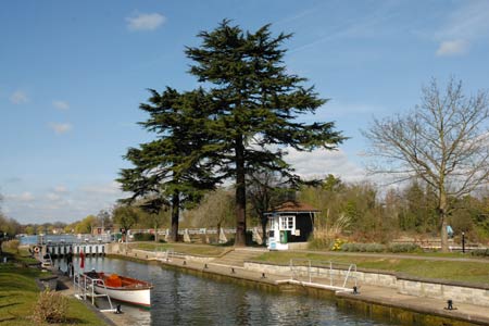 Bell Weir Lock on the Thames between Egham and Staines