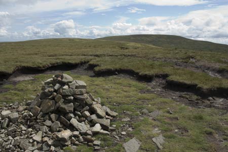 Pen y Manllwyn lies on the main ridge north of Waun Fach