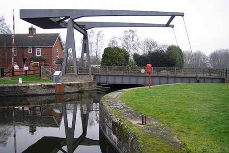 Lifting bridge on the New Junction Canal